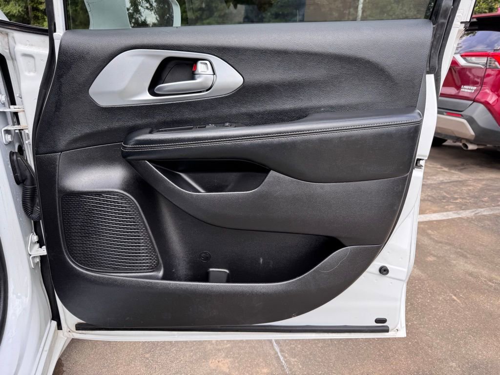 Used 2021 Chrysler Pacifica Touring-L w/ Premium & Safety Sphere Group FWD image 20