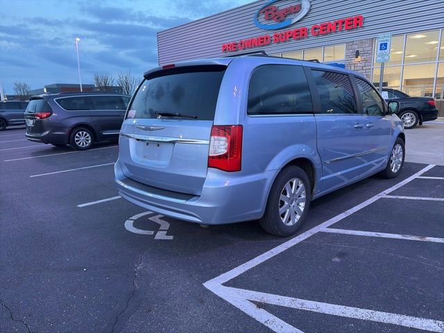 Used 2013 Chrysler Town & Country Touring image 5