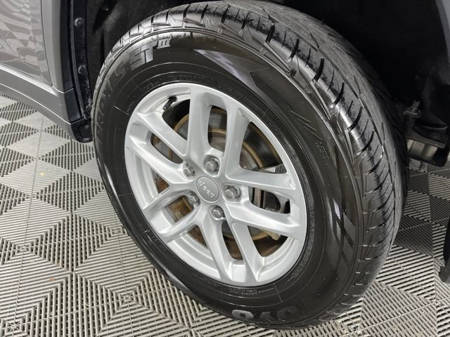 Used 2024 Jeep Grand Cherokee L Laredo RWD image 15