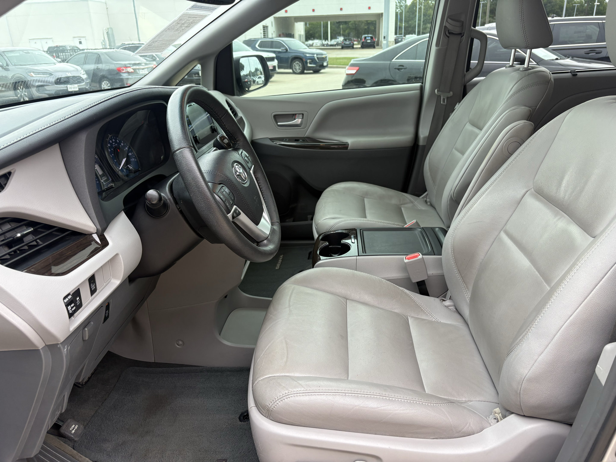 Used 2017 Toyota Sienna XLE FWD image 10