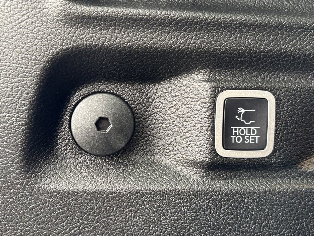 Used 2023 Jeep Grand Cherokee L Limited w/ Luxury Tech Group II image 10