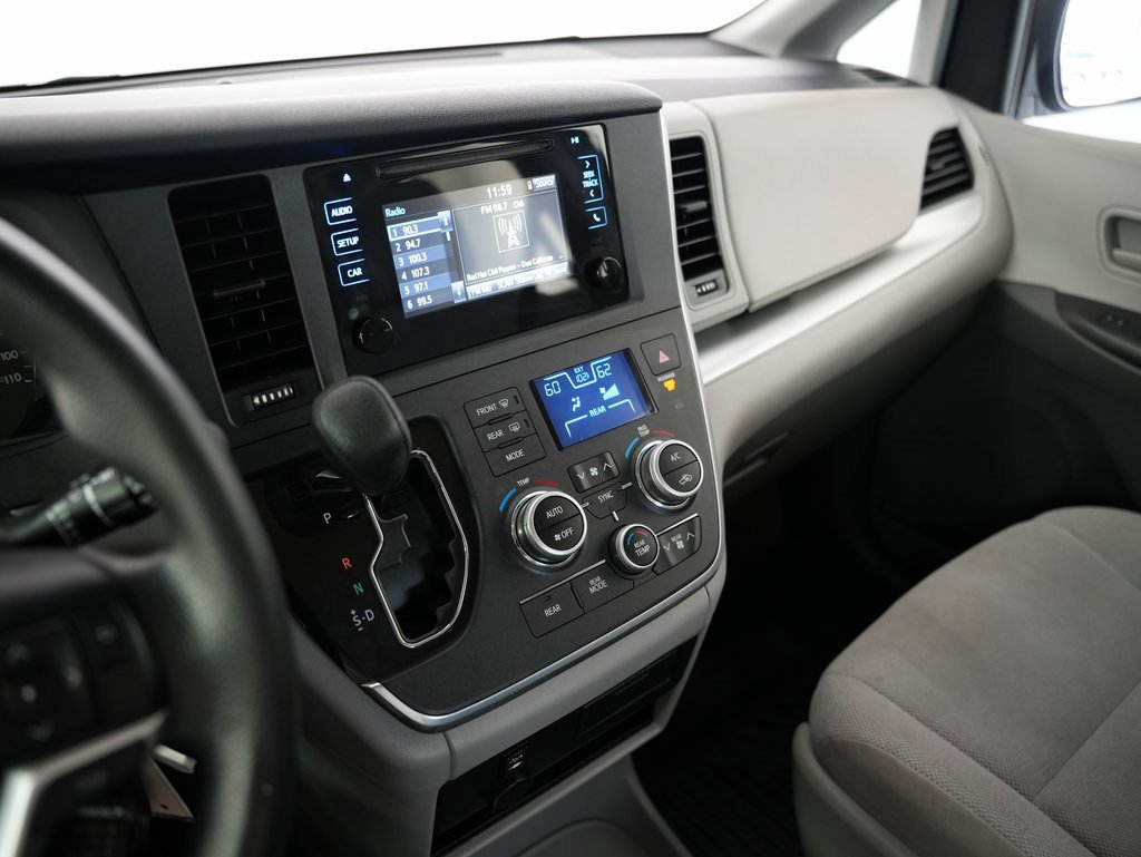 Used 2015 Toyota Sienna L image 19
