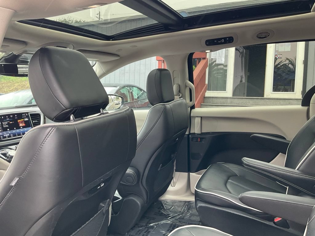 Used 2023 Chrysler Pacifica Limited FWD image 30