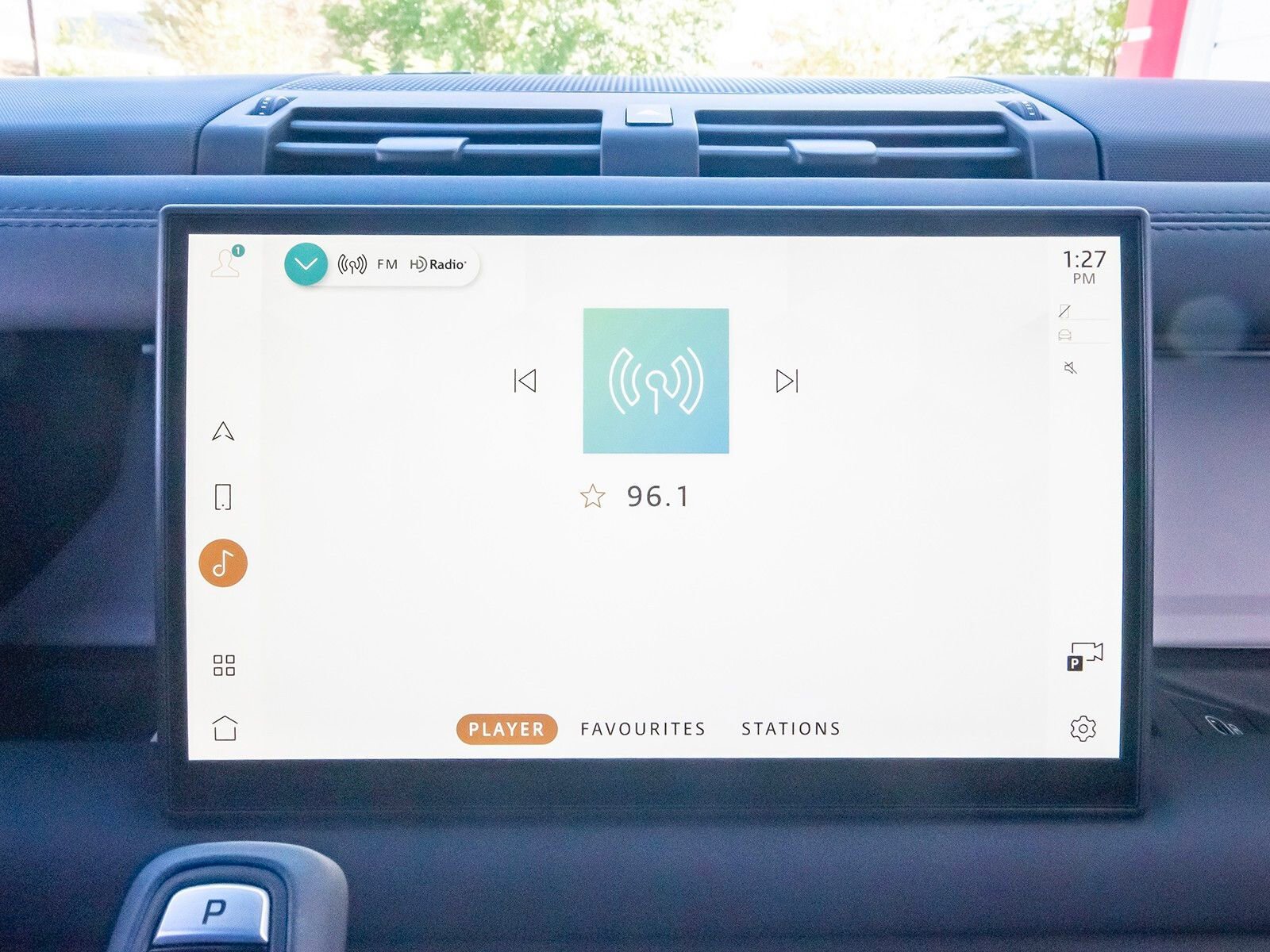 Used 2025 Land Rover Defender 90 S image 19