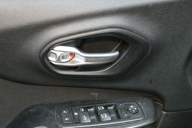 Used 2014 Jeep Cherokee Altitude w/ Cold Weather Group image 17