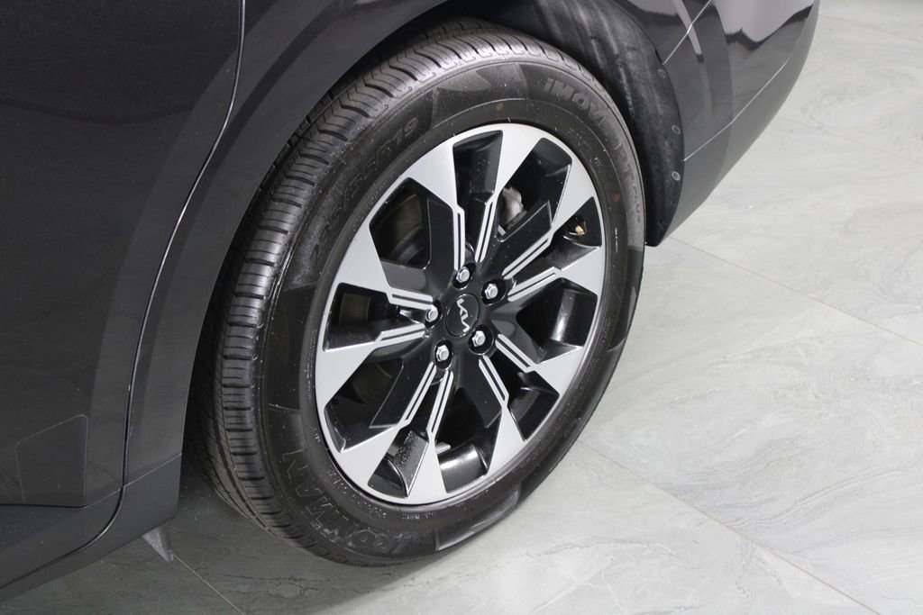 Used 2024 Kia Carnival EX image 12