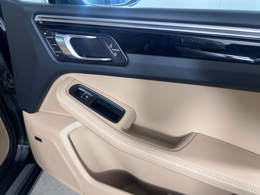 Certified 2026 Porsche Macan AWD/4WD image 16