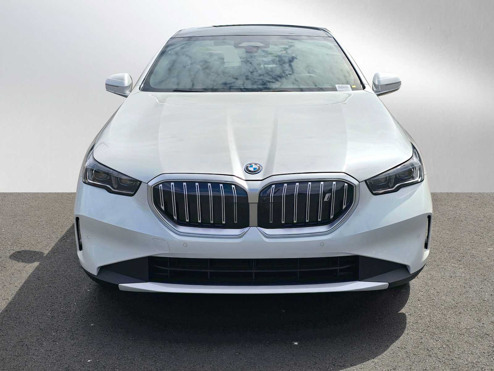 Used 2026 BMW i5 eDrive40 w/ Executive Package RWD image 9