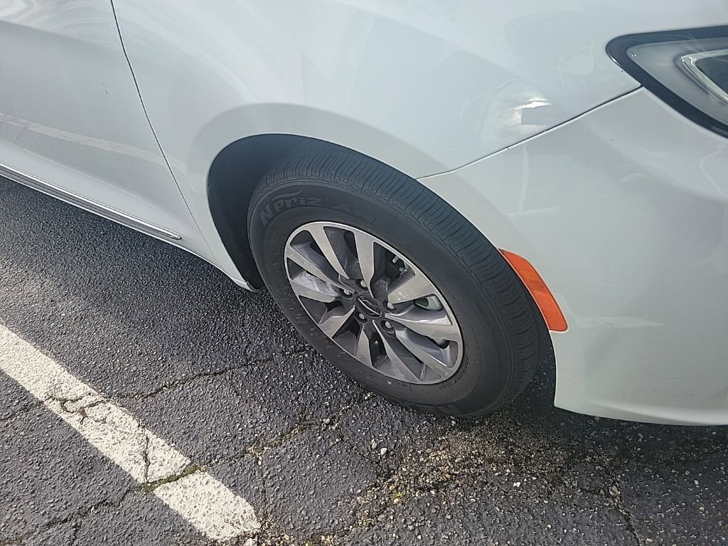 Used 2023 Chrysler Pacifica Limited image 5