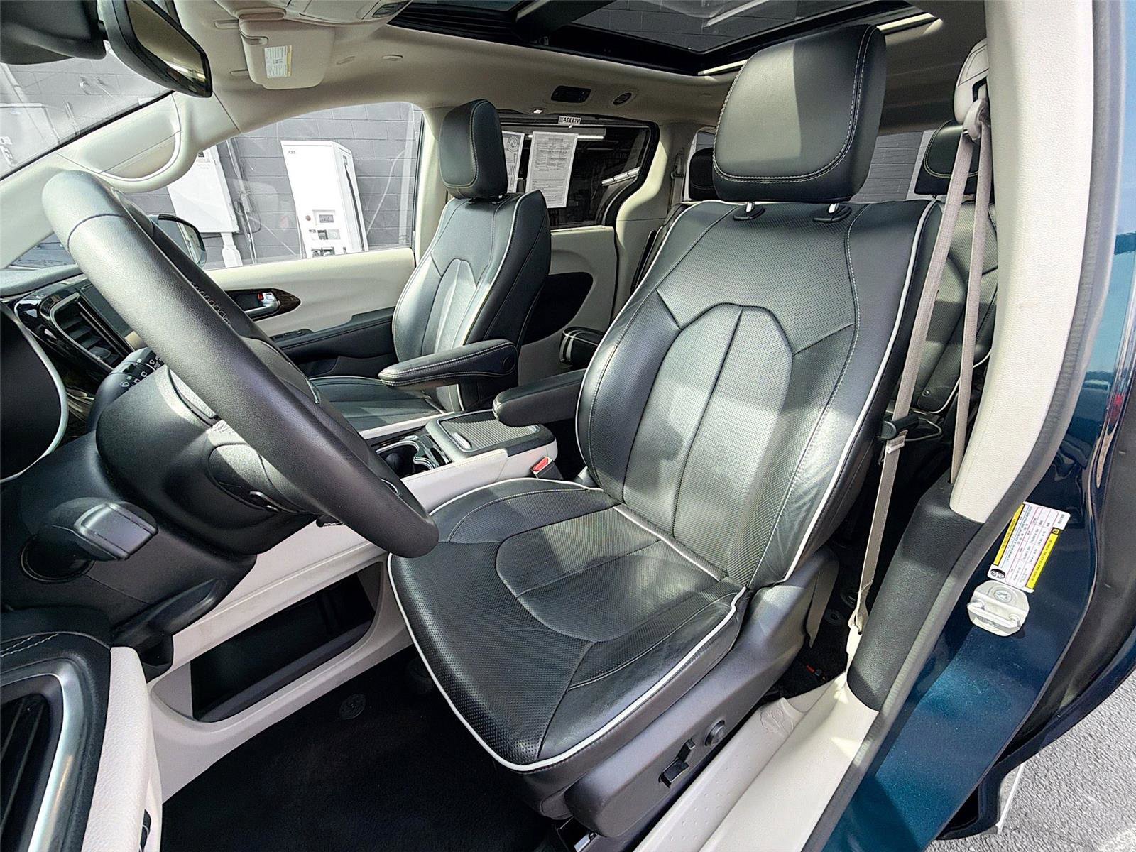 Used 2023 Chrysler Pacifica Limited image 11