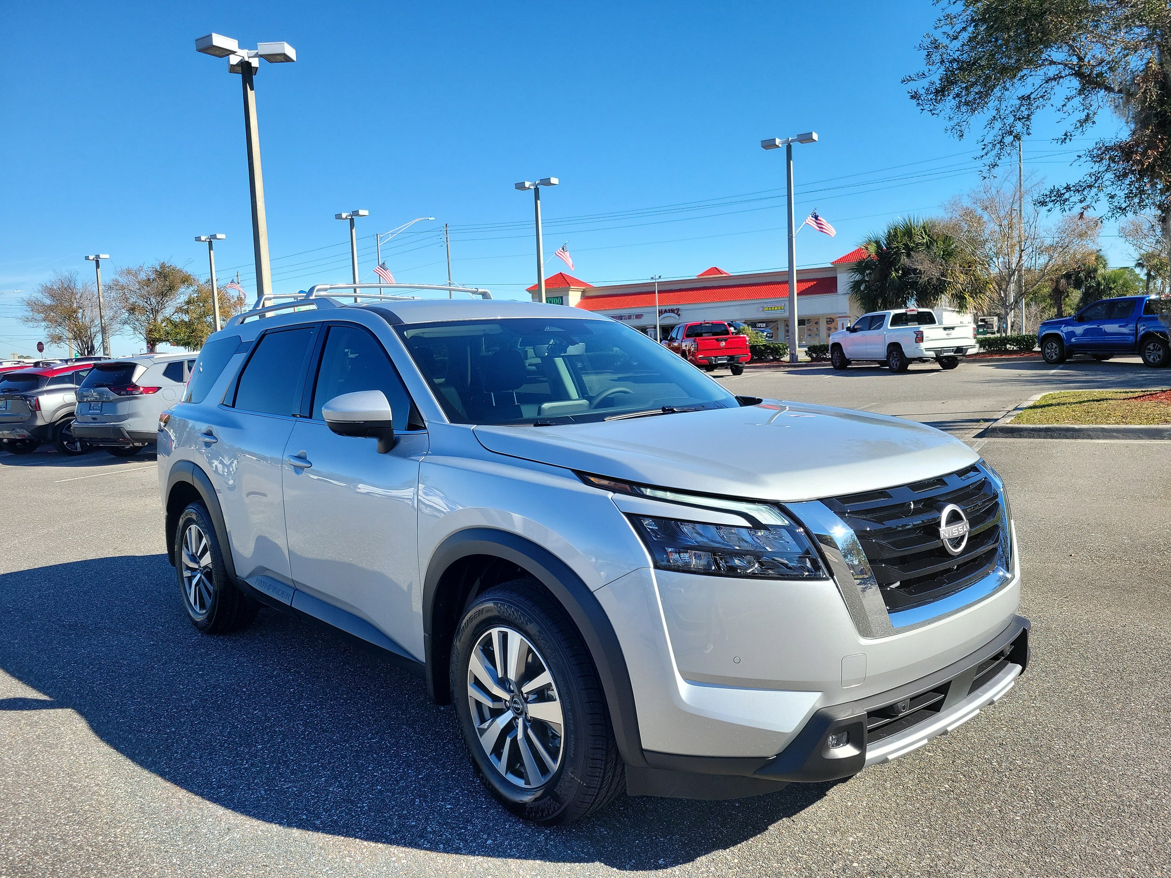 New 2025 Nissan Pathfinder SL image 3