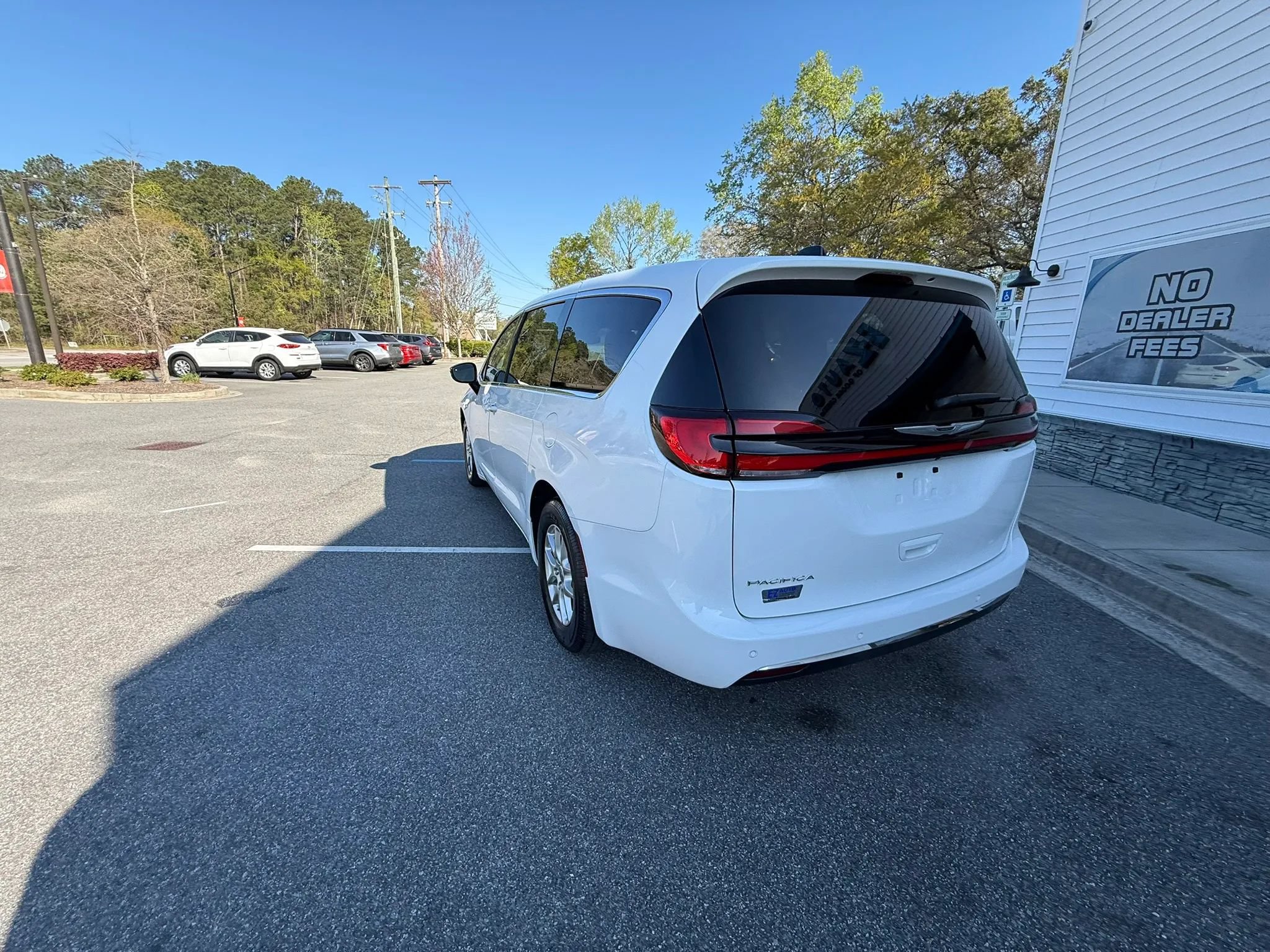 Used 2024 Chrysler Pacifica Touring-L FWD image 6