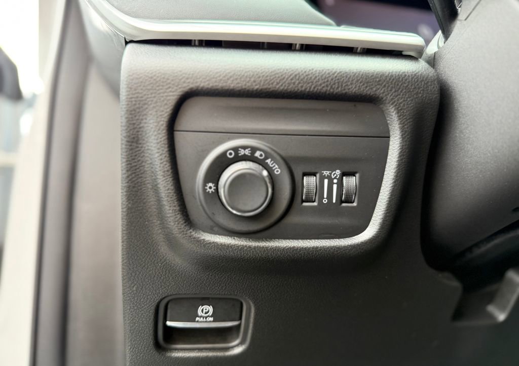 Used 2023 Jeep Grand Cherokee Laredo image 21