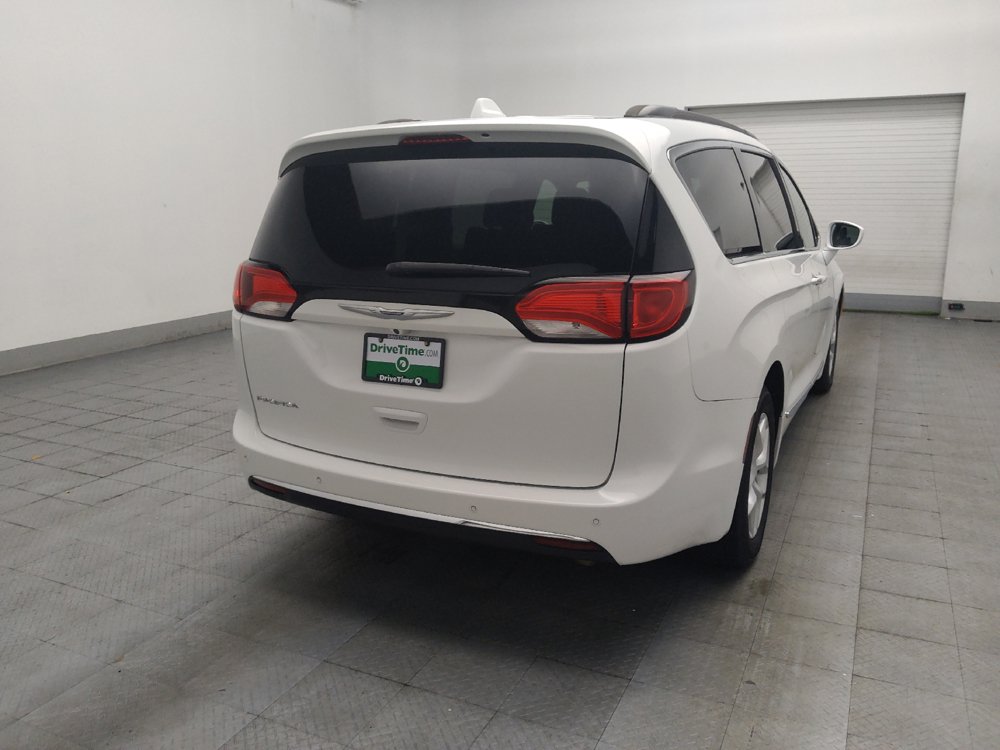 Used 2017 Chrysler Pacifica Touring-L w/ Tire & Wheel Group FWD image 9