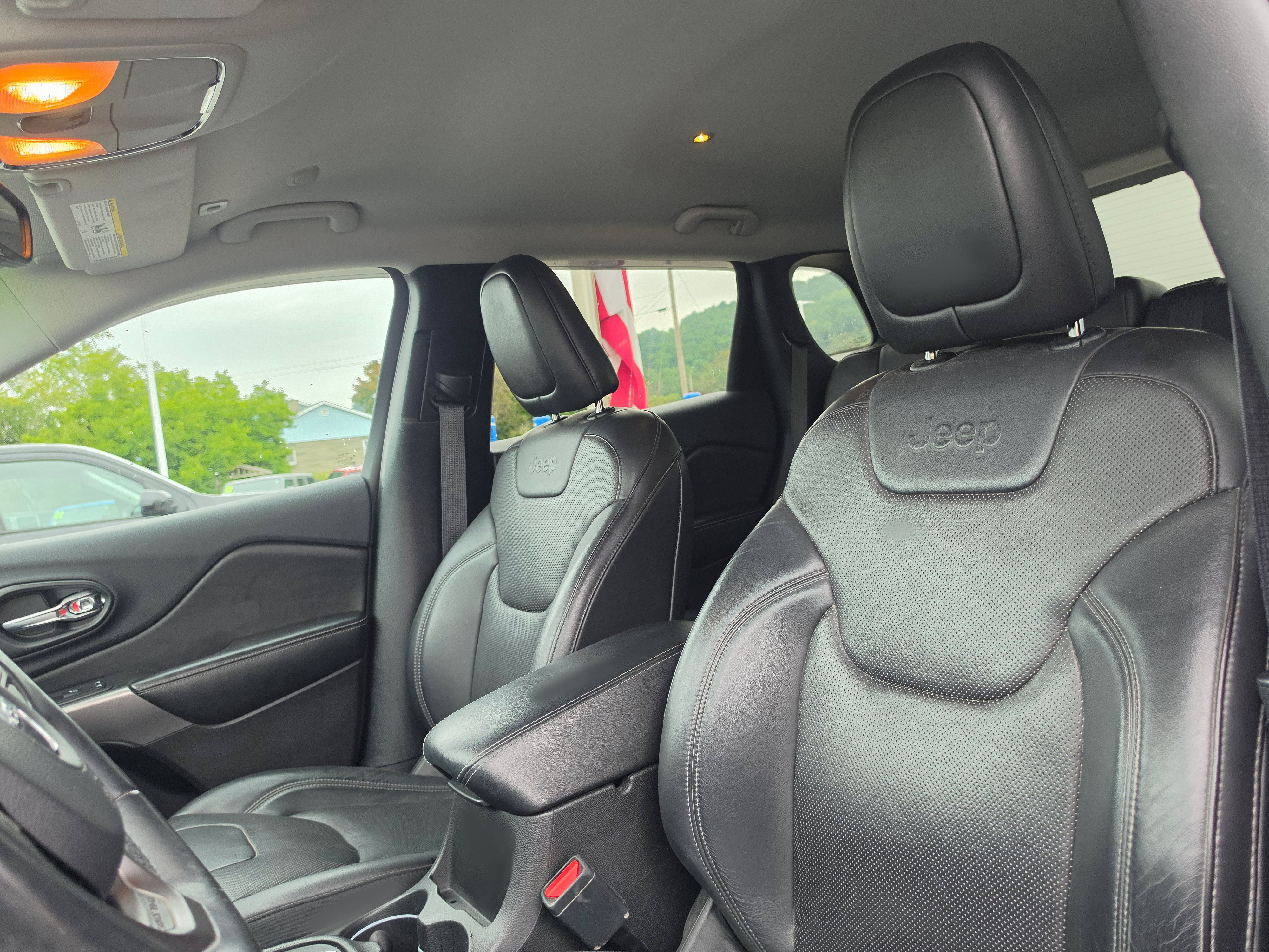 Used 2019 Jeep Cherokee Limited w/ Luxury Group AWD/4WD image 12
