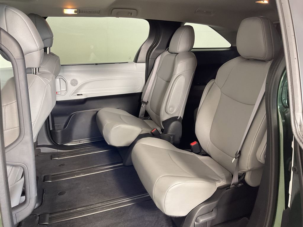 Used 2025 Toyota Sienna XLE FWD image 19