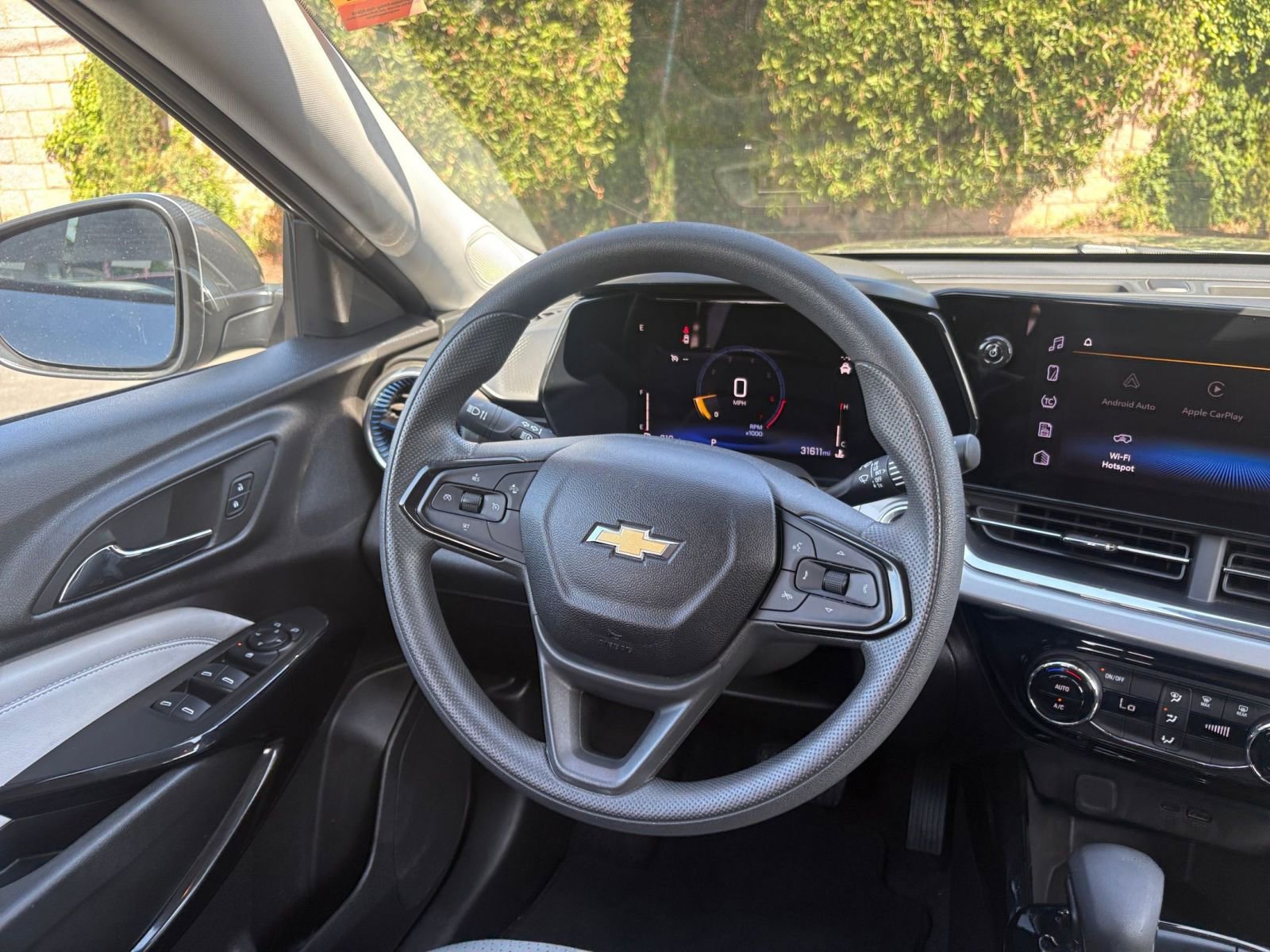Used 2025 Chevrolet Trax LT FWD image 33