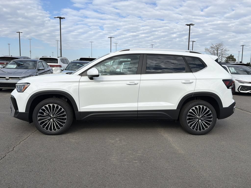 New 2026 Volkswagen Taos SE FWD image 2