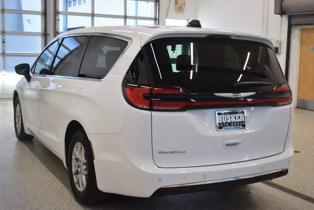 Used 2024 Chrysler Pacifica Touring-L FWD image 10