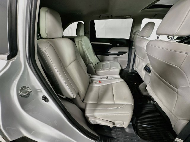 Used 2019 Toyota Highlander XLE AWD/4WD image 28