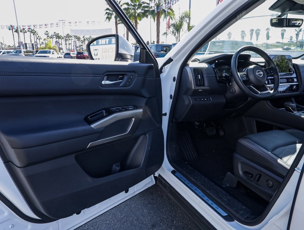 Used 2025 Nissan Pathfinder Platinum w/ Cargo Package image 14