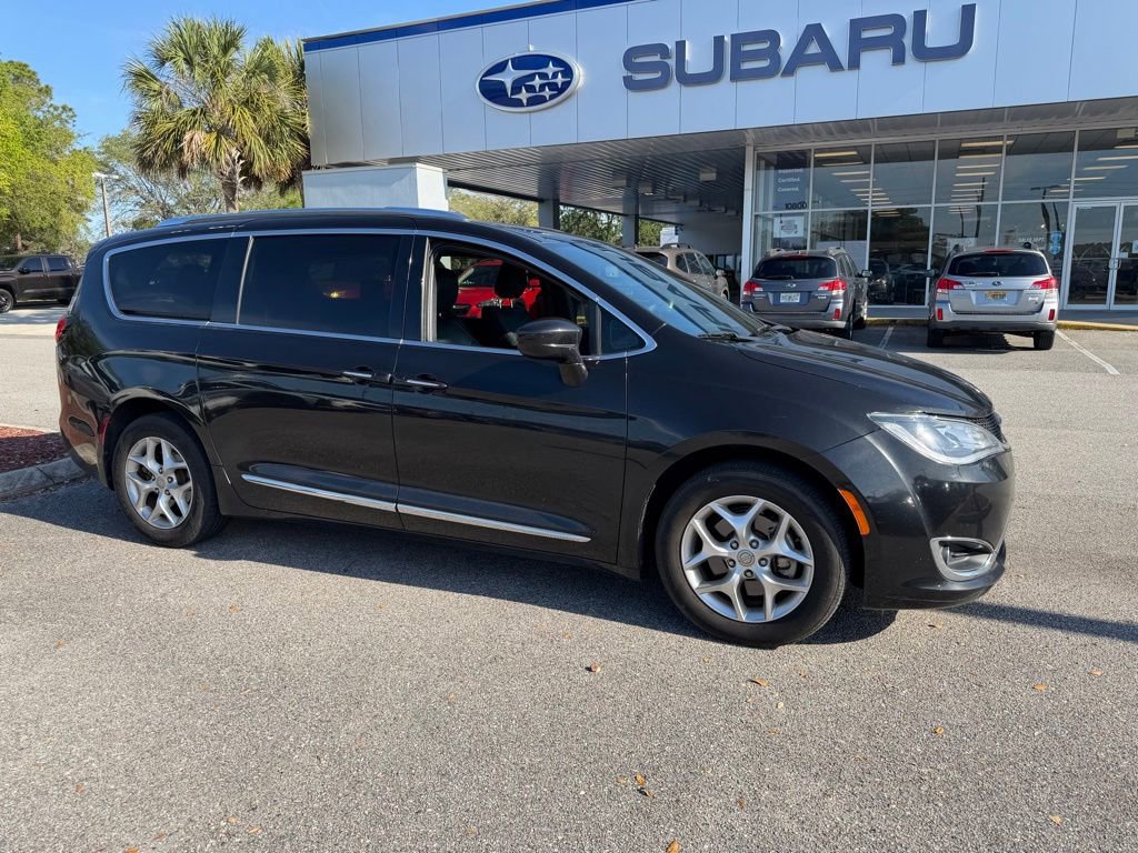 Used 2020 Chrysler Pacifica Touring-L FWD image 1