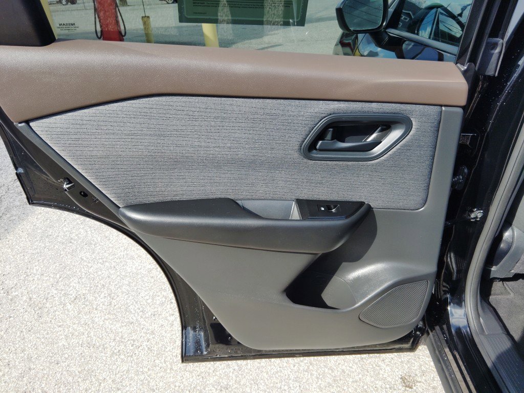 Used 2023 Nissan Rogue S image 23