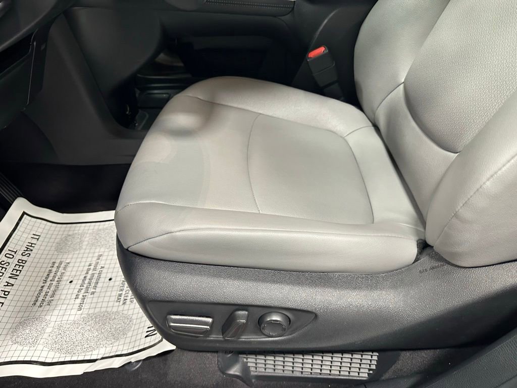 Used 2025 Toyota Sienna XLE image 13
