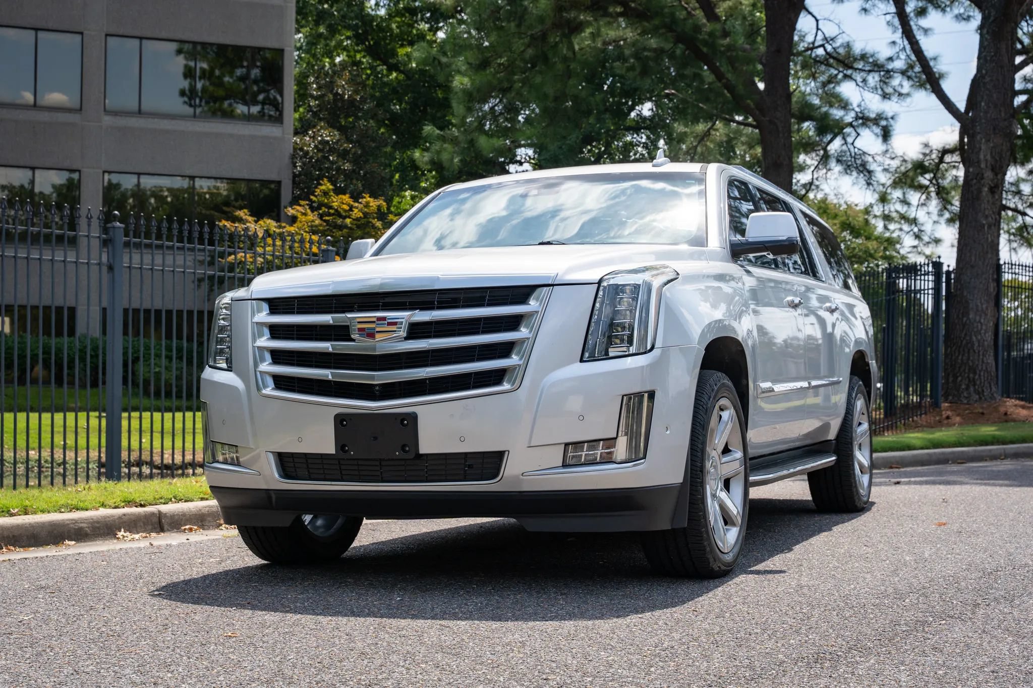 Used 2018 Cadillac Escalade ESV Luxury RWD image 2