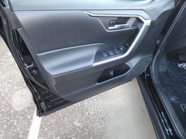 Used 2025 Toyota RAV4 XLE w/ Convenience Package image 28
