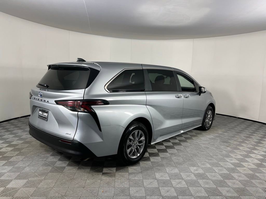 Used 2025 Toyota Sienna XLE image 7