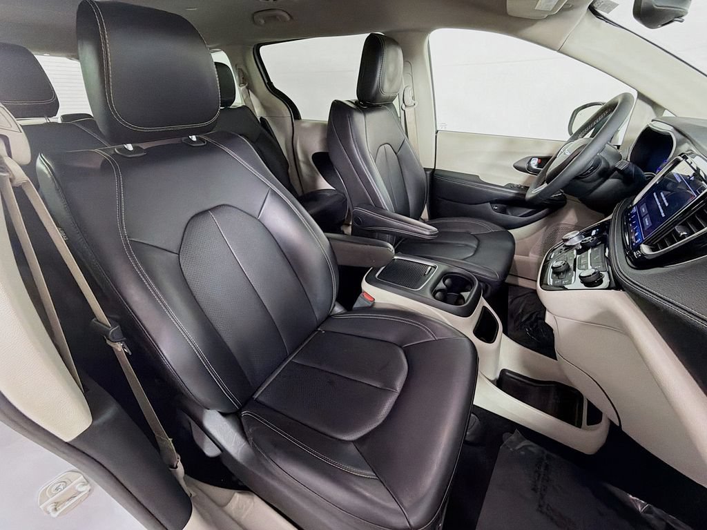 Used 2023 Chrysler Pacifica Touring-L FWD image 28