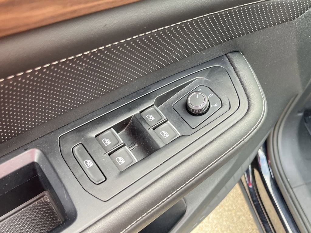 Used 2025 Volkswagen Atlas SE image 13