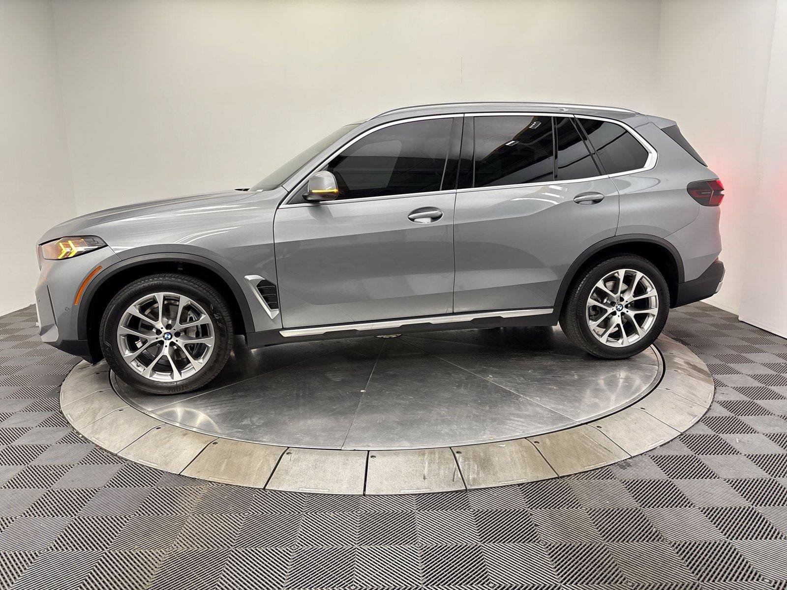 Used 2024 BMW X5 xDrive40i w/ Parking Assistance Package AWD/4WD image 16
