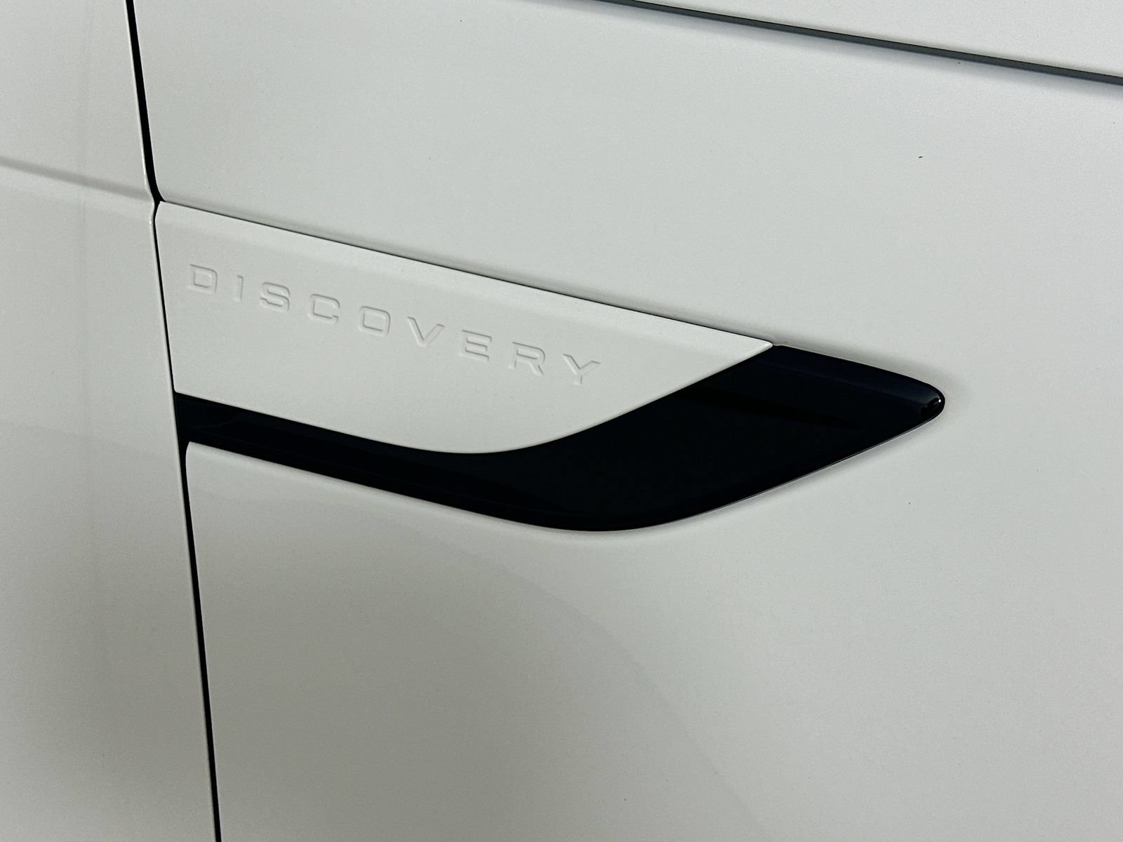 Used 2025 Land Rover Discovery S AWD/4WD image 9