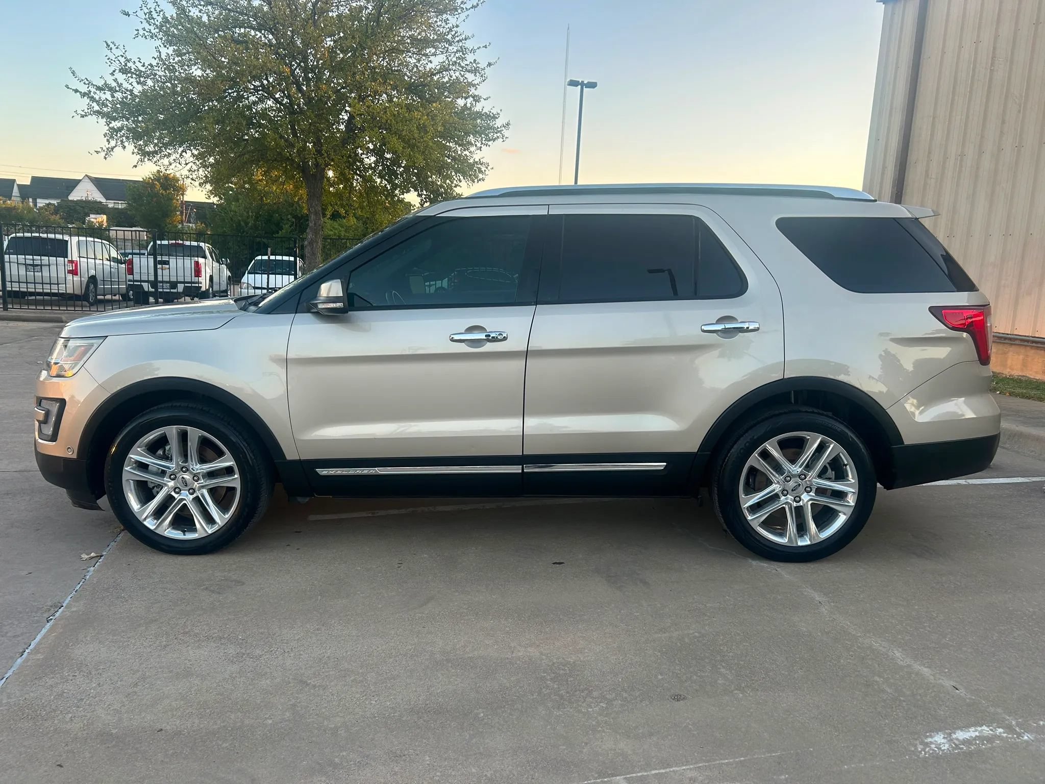 Used 2017 Ford Explorer Limited w/ Equipment Group 301A FWD image 8
