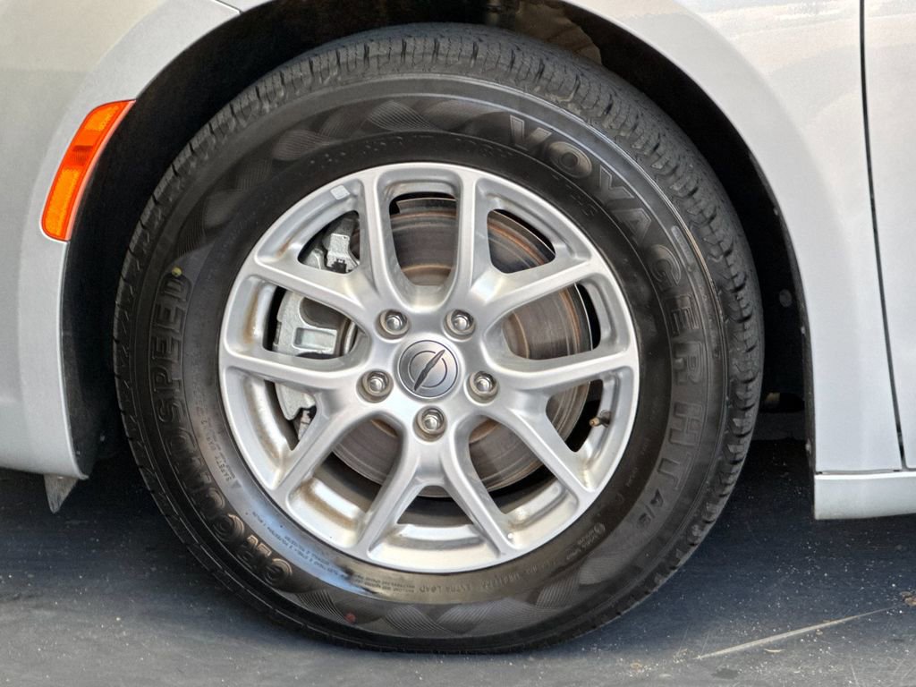 Used 2023 Chrysler Pacifica Touring-L image 25