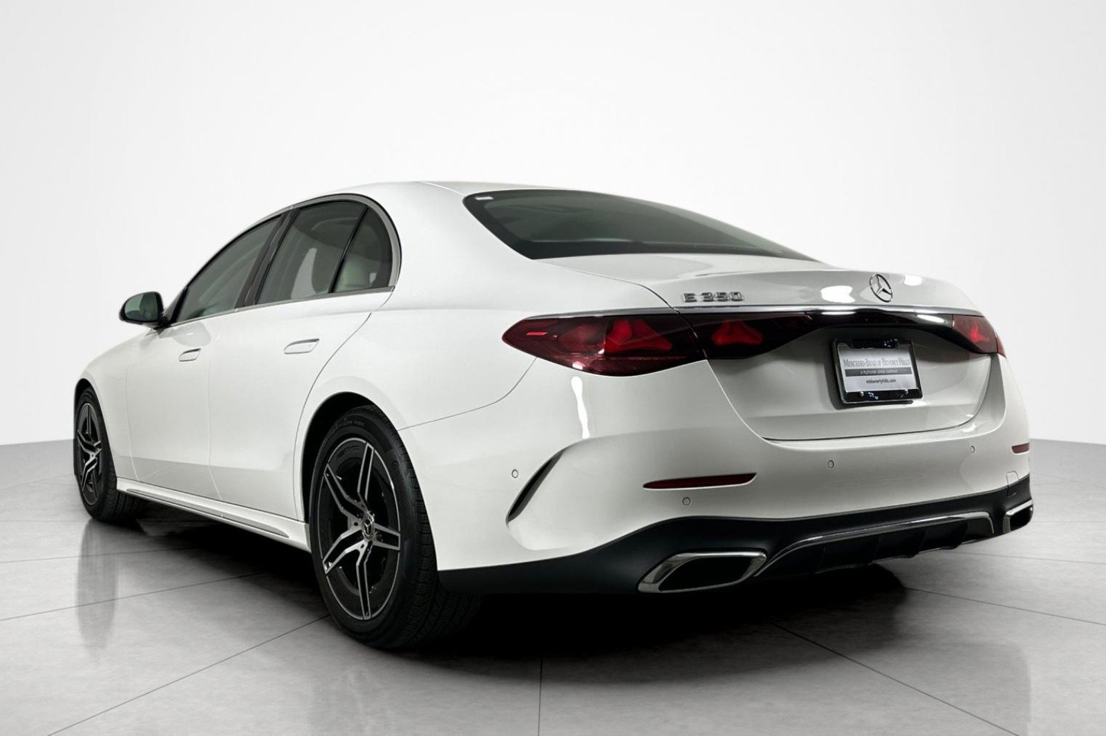 Used 2025 Mercedes-Benz E 350 Sedan image 3