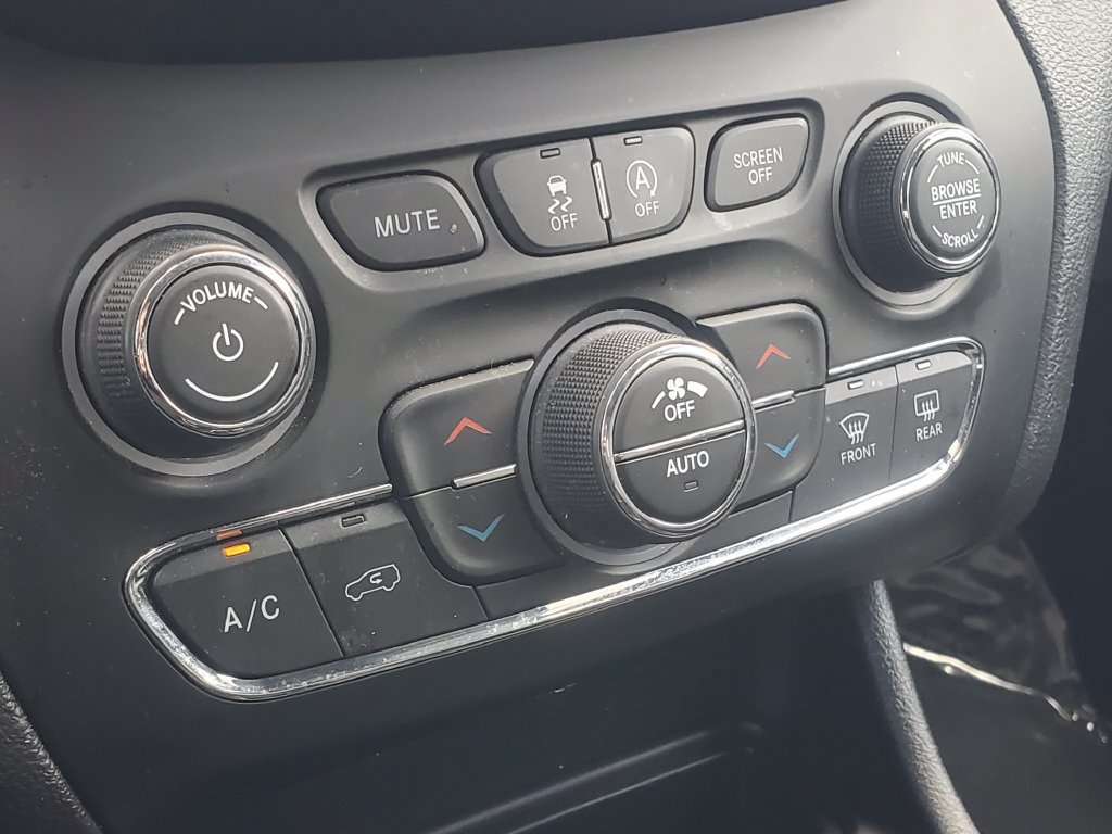 Used 2020 Jeep Cherokee Limited AWD/4WD image 22