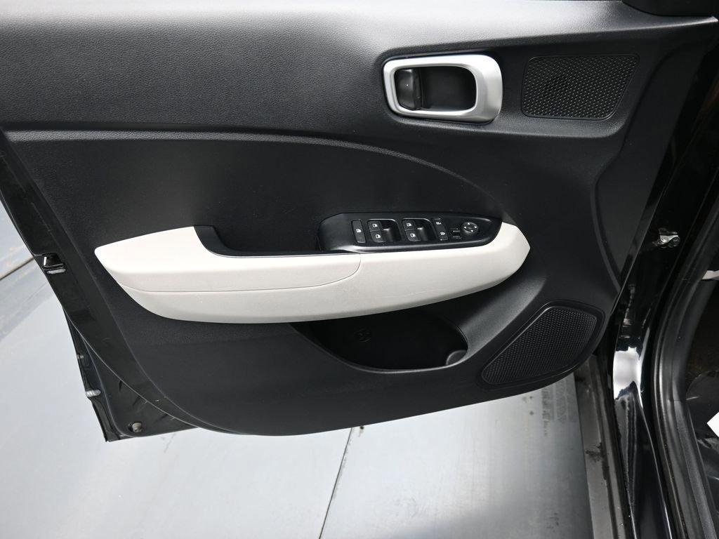 Used 2022 Hyundai Venue SEL image 9