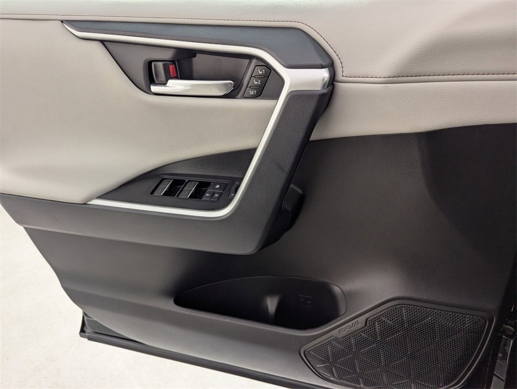 Used 2022 Toyota RAV4 Limited image 27