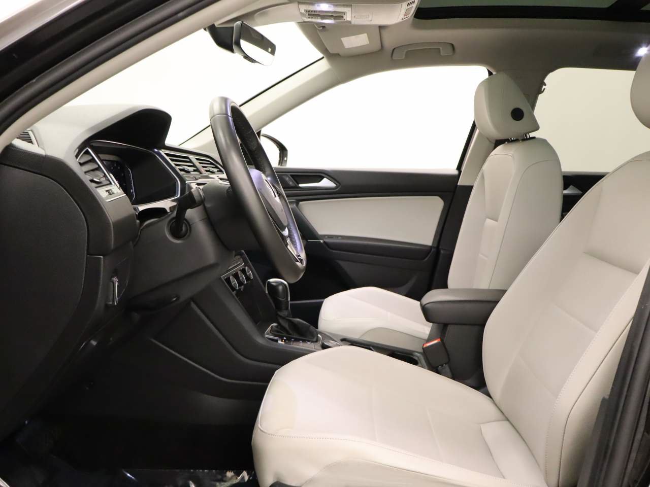 Used 2020 Volkswagen Tiguan SEL AWD/4WD image 15