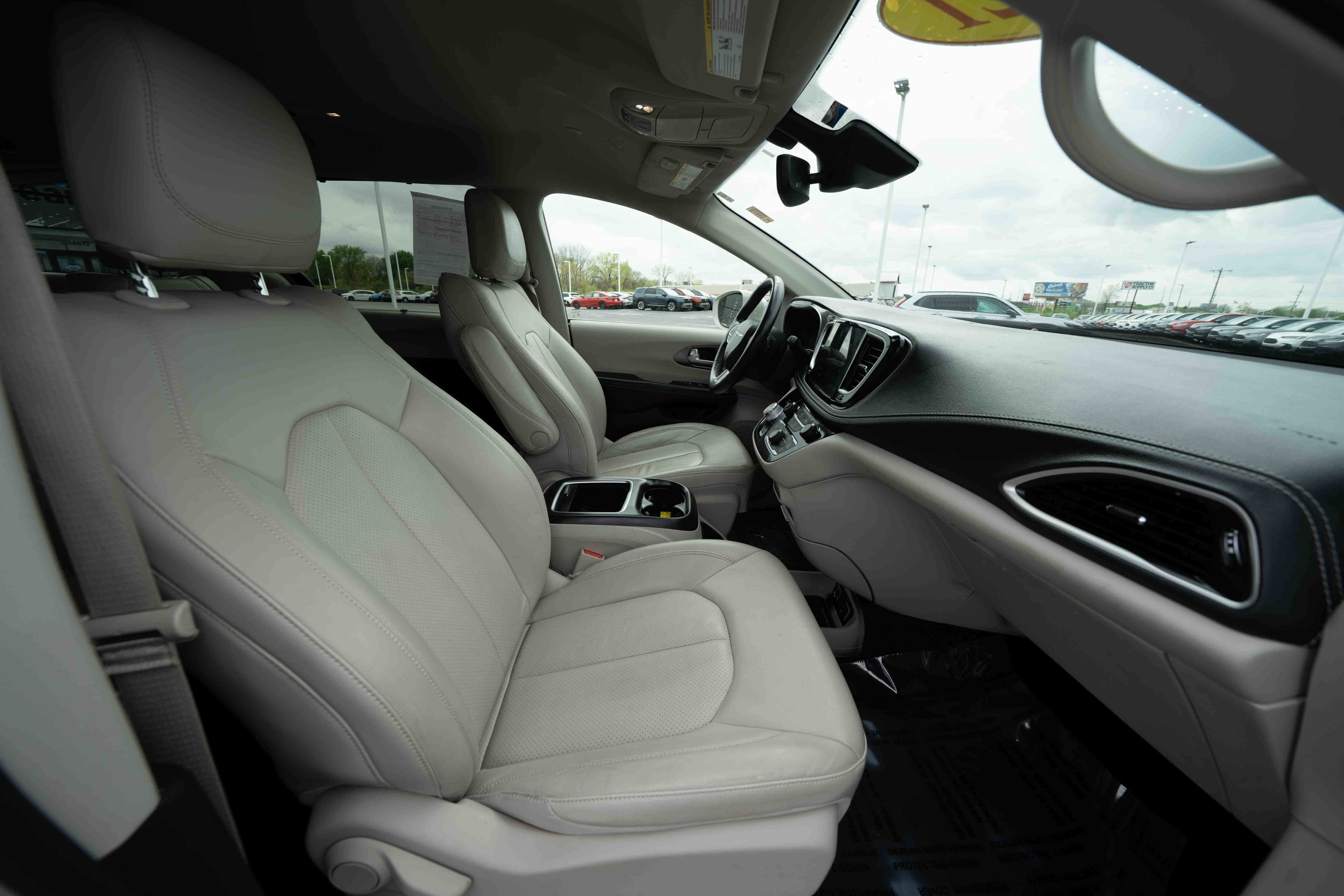 Used 2021 Chrysler Pacifica Touring-L FWD image 27
