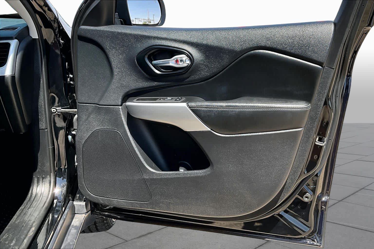 Used 2022 Jeep Cherokee Latitude AWD/4WD image 18