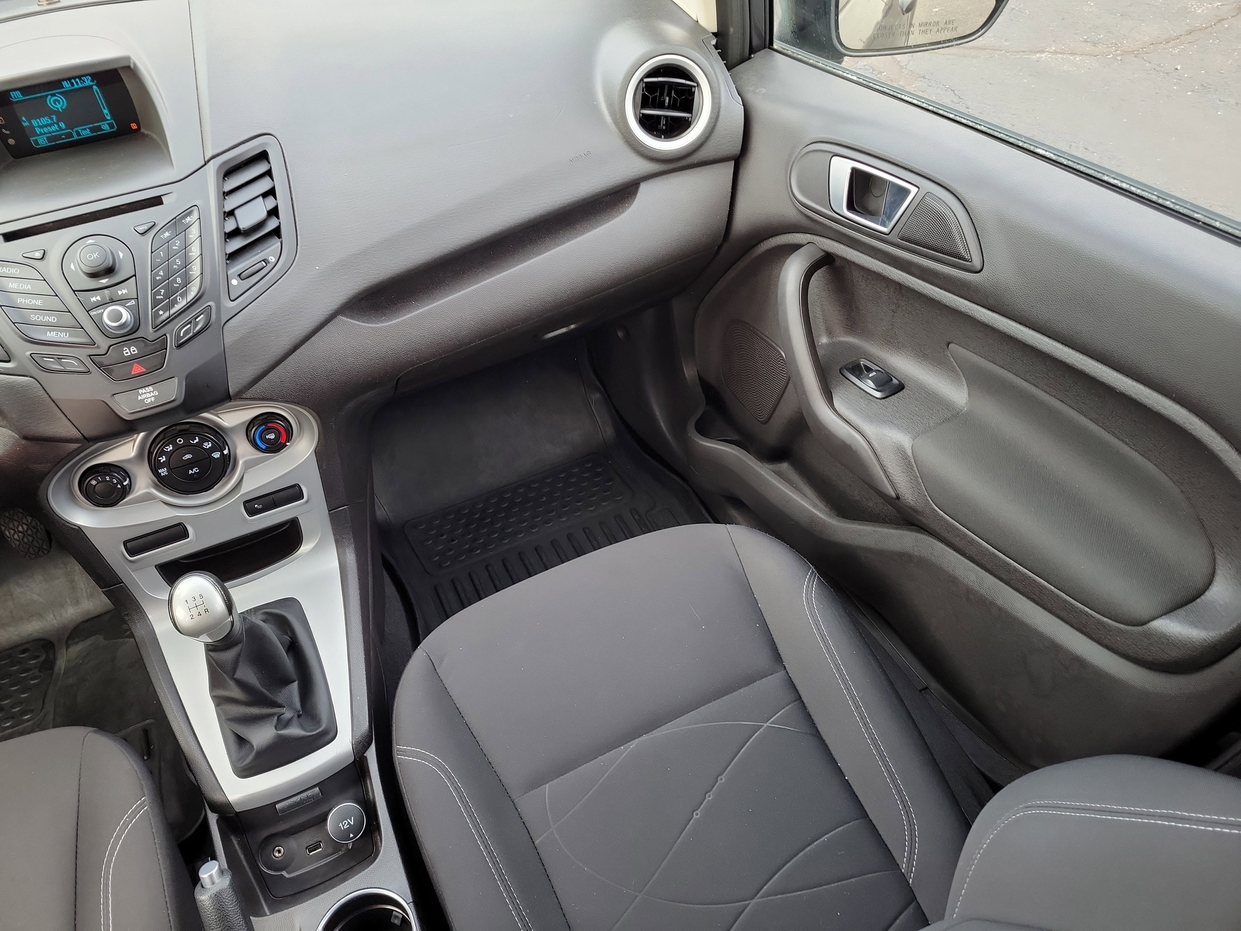 Used 2015 Ford Fiesta SE image 14