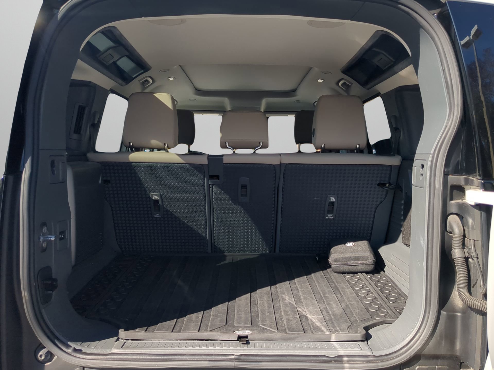 Used 2022 Land Rover Defender 110 SE image 38