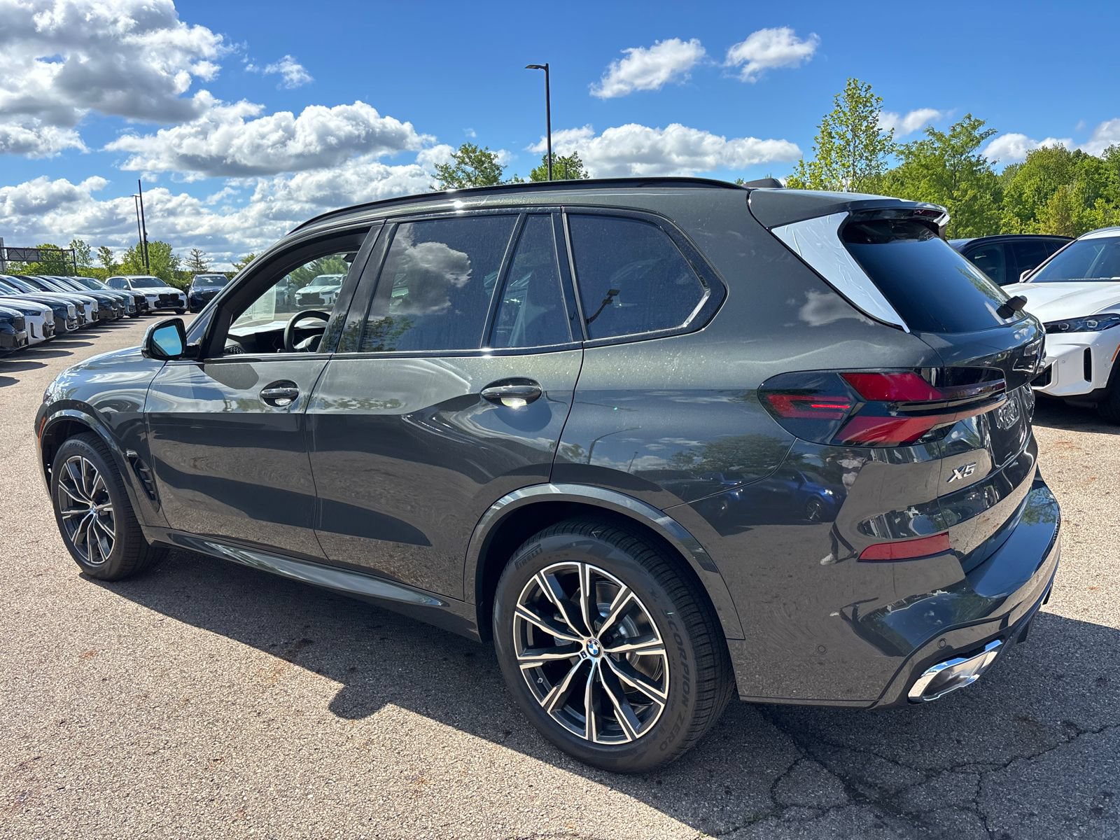 New 2026 BMW X5 xDrive40i w/ M Sport Package AWD/4WD image 7