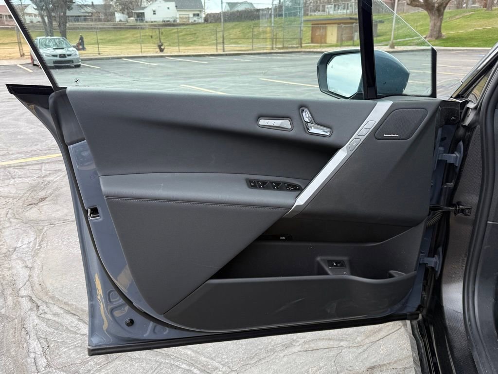 Used 2025 BMW iX xDrive50 w/ Premium Package image 9