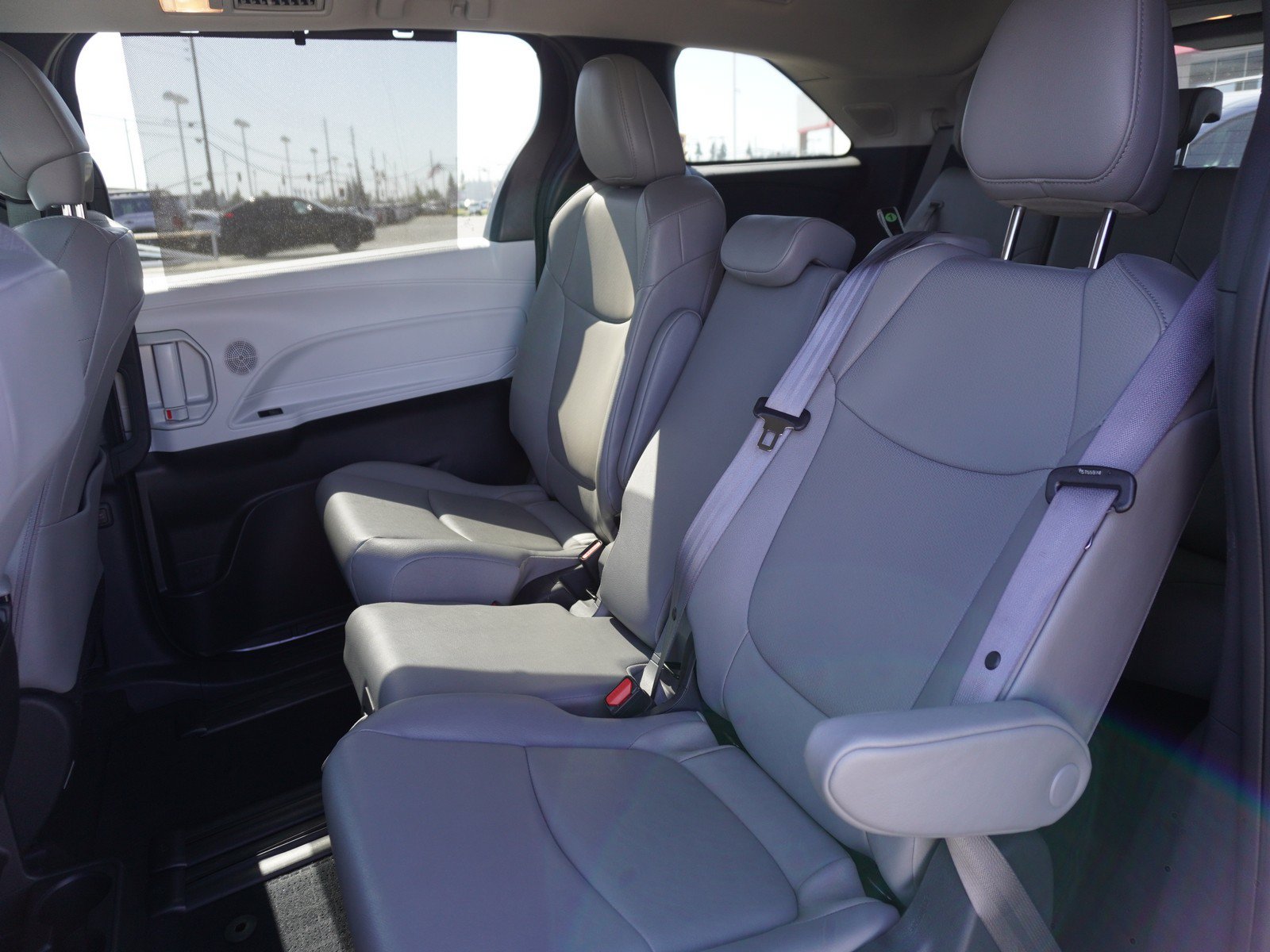 Used 2025 Toyota Sienna XLE w/ XLE Plus Package FWD image 13