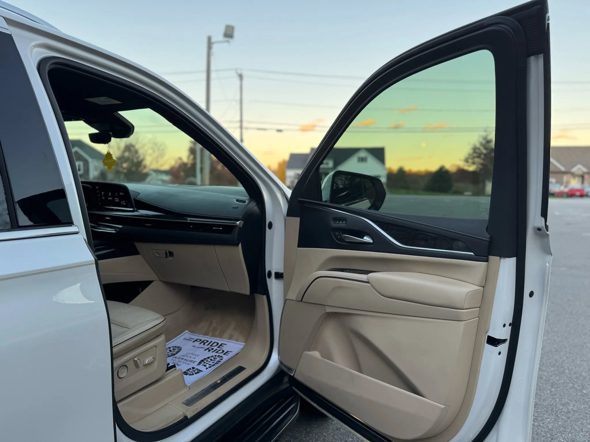 Used 2021 Cadillac Escalade ESV Premium Luxury image 15